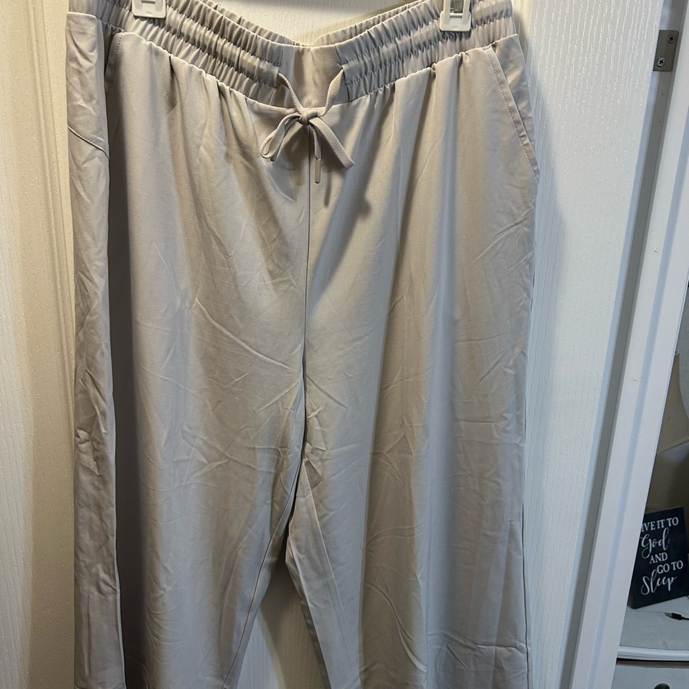 Women's Cream Capris